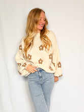 Afbeelding in Gallery-weergave laden, Cozy Flower Sweater - cream
