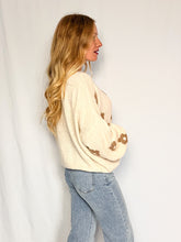 Afbeelding in Gallery-weergave laden, Cozy Flower Sweater - cream
