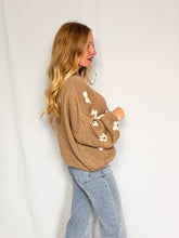 Afbeelding in Gallery-weergave laden, Cozy Flower Sweater - camel
