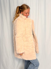 Afbeelding in Gallery-weergave laden, Faux Fur Coat - offwhite
