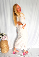 Afbeelding in Gallery-weergave laden, Embroidered cut out dress
