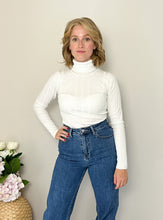 Afbeelding in Gallery-weergave laden, Anouck Turtleneck Sweater - white
